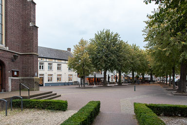 Heythuysen-kerk-kerkplein-002.jpg